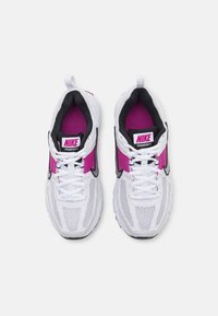 Des chaussures de sport blanches en maille avec des accents roses et des détails noirs. Elles disposent d'une semelle texturée, de lacets et d'un col rembourré pour le confort.