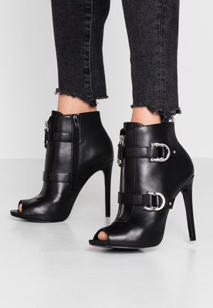 Enkellaarsjes met hoge hak - black