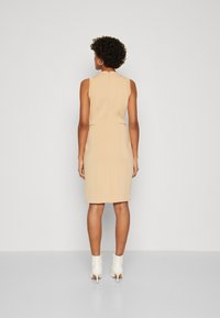 Guess BODYCON - Vabalt langev kleit - safari tan