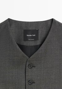 Szary materiałowy odzież z dekoltem w serek, z dwoma czarnymi guzikami i metką z napisem "Massimo Dutti". Gładka tekstura.