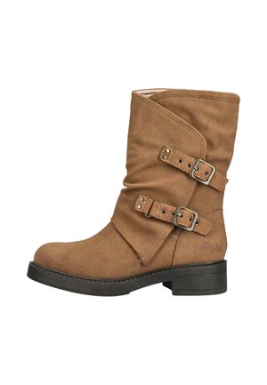 Knöchelhoher beige Wildlederstiefel mit zwei verstellbaren braunen Riemen und Metallschnallen, schwarzer Sohle, niedriger Ferse und seitlich aufgenähtem Markenlogo.