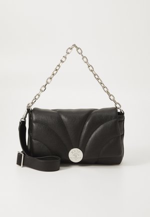 Sac à main en cuir noir avec un motif en vagues, quincaillerie en argent, chaîne en bandoulière et bandoulière en cuir amovible. Détail du logo rond à l'avant.