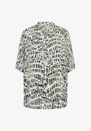 Chemisier à manches courtes et à boutons, en tissu léger, avec un motif abstrait noir et blanc. Il présente une coupe décontractée et un plastron caché.