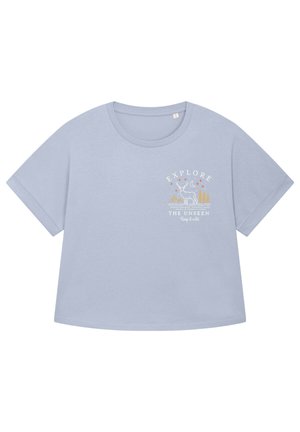 Lichtblauwe t-shirt van zacht materiaal, met een ronde hals en korte mouwen. De grafische print aan de voorkant bevat de tekst "Verken het Ongeziene" en een natuurontwerp.