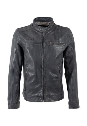 Zwarte leren jas met ritssluiting, verticale sierstiksels, een kraag met drukknopen en meerdere zakken, waaronder een op de borst.