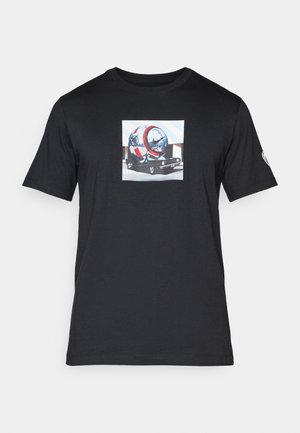 Melna kokvilnas t-kreklu ar priekšējo grafiku, kurā attēlots krāsains niršanas helmet uz automašīnas. Īsas piedurknes un apaļa kakla dizains.