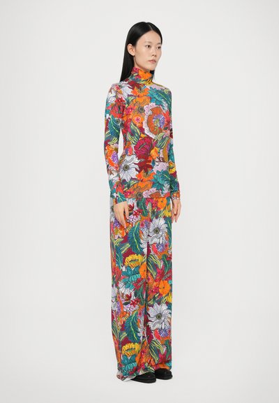 Rochie cu mâneci lungi, cu un imprimeu floral vibrant în mai multe culori. Fabricată dintr-un material neted, cu un guler înalt și un design cu picioare largi.