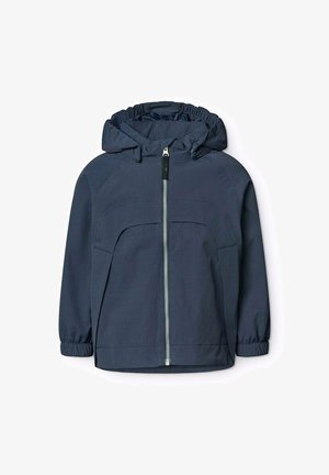 Giacca blu navy con zip frontale, cappuccio elasticizzato e polsini. Presenta una tasca discreta e un materiale liscio e resistente all'acqua.