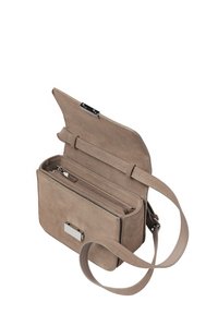 Căciulă din piele nubuc în taupe deschis. Dispune de un sistem de închidere cu clips, un buzunar interior cu fermoar și o curea ajustabilă. Textură netedă, cu hardware minim.
