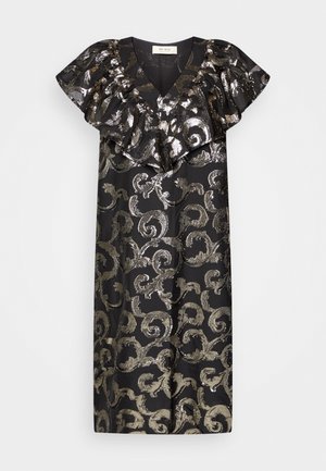 Sort knælængde kjole med metallisk guldvirvlende mønster og flæsekanter ved V-halsen samt korte ærmer.
