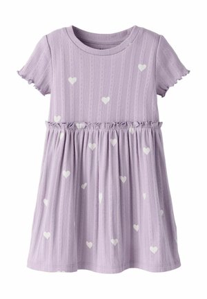 Vestito lavanda a maniche corte con texture a coste e motivi a cuori bianchi, caratterizzato da una vita arricciata e bordi delle maniche volant.