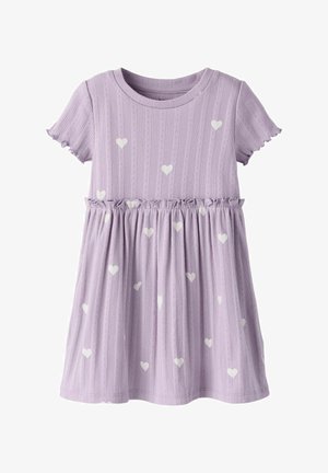 Robe courte lavande à manches courtes avec une texture côtelée et des motifs en forme de cœur blancs, dotée d'une taille froncée et de bords de manches volants.