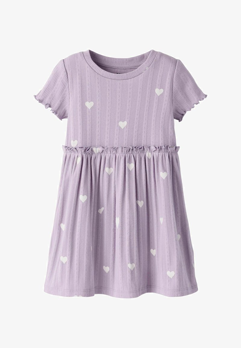 Robe courte lavande à manches courtes avec une texture côtelée et des motifs en forme de cœur blancs, dotée d'une taille froncée et de bords de manches volants.