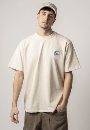 Kaotiko MELESS IMMENSITY UNISEX - Print T-shirt - tabacco