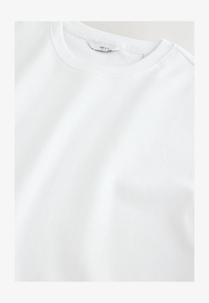 Valge puuvillane T-särk ümmarguse kaeluse, lühikeste varrukate ja sileda tekstuuriga, mille kaelas on kaubamärgi sildike "NEXT".