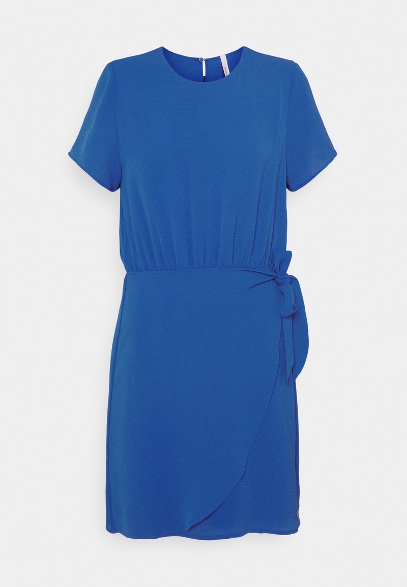 Robe bleue à manches courtes avec encolure ronde, taille froncée et détail à nouer sur le côté au-dessus d'une partie jupe style portefeuille.