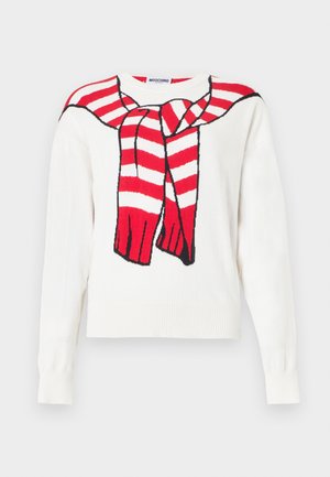 Λευκό πουλόβερ με μακριά μανίκια, διακοσμημένο με κόκκινο και λευκό ριγέ κασκόλ που είναι ριγμένο γύρω από το λαιμό και δεμένο μπροστά.