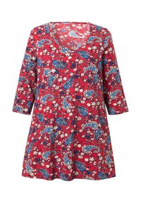 Punainen mekko, jossa on avara kaula-aukko, kolmen neljänneksen hihat ja sinivalkoinen kukkamaalaus. Pehmeä kangas, jossa löysä istuvuus.