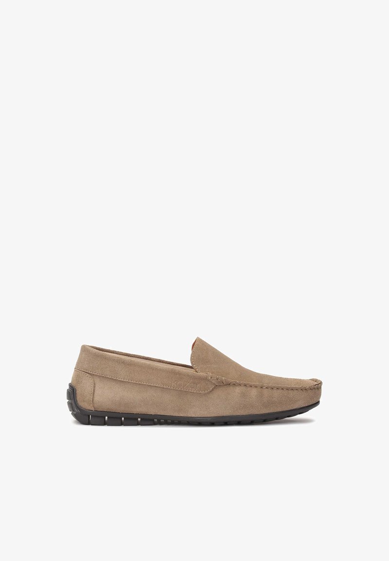Pantofi slip-on din suede bej, cu talpă din cauciuc, având accente de cusătură și un design minimalist. Interiorul este captusit pentru confort.