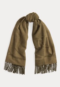 Olivovo zelený pletený šál s strapcami a embosovaným logom, ktorý ponúka mäkkú textúru a voľný, drapovaný dizajn.