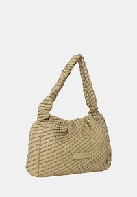 Borsa a tracolla beige intrecciata con design arricciato, manico corto intrecciato e dettaglio di branding in metallo sul davanti. Materiale morbido al tatto.