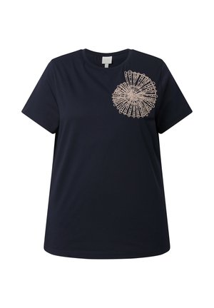 T-shirt bleu marine à manches courtes avec col rond et motif coquillage spirale beige sur la partie gauche de la poitrine.
