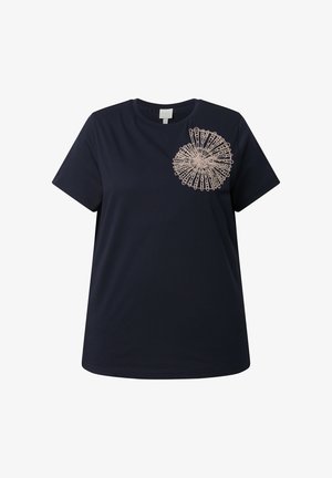 Marineblaues T-Shirt mit kurzen Ärmeln und Rundhalsausschnitt, mit beigem Spiralmuschel-Design auf der linken Brustseite.