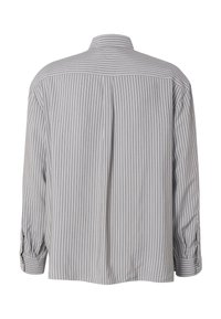 Chemise grise à manches longues boutonnée avec des rayures blanches verticales vue de dos, avec un pli creux sous le yoke.