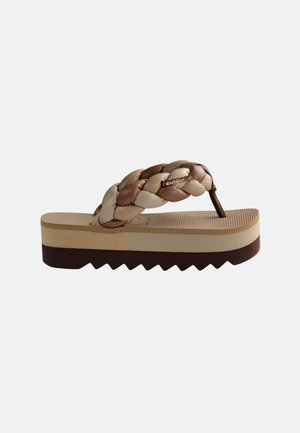 Platform teenslipper met dikke, getextureerde zool en gevlochten beige en bruine bandjes met een klein metalen logo detail.