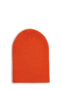 Oranje gebreide beanie met een ronde bovenkant en geribbelde textuur, gemaakt van zachte stof, ontworpen voor warmte en comfort.