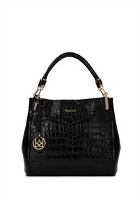 Borsa nera con texture goffrata effetto coccodrillo, dotata di accessori in oro, etichetta laterale e design strutturato. Nome del brand "kazar" impresso sul davanti.