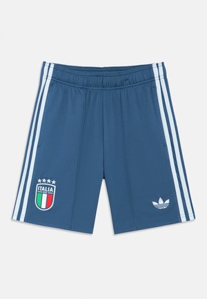 Ανδρικές βερμούδες Adidas σε σκούρο μπλε ύφασμα με λευκές ρίγες στα πλάγια. Φέρουν το λογότυπο Italia με τέσσερα αστέρια επάνω του. Περιλαμβάνεται ελαστική μέση.