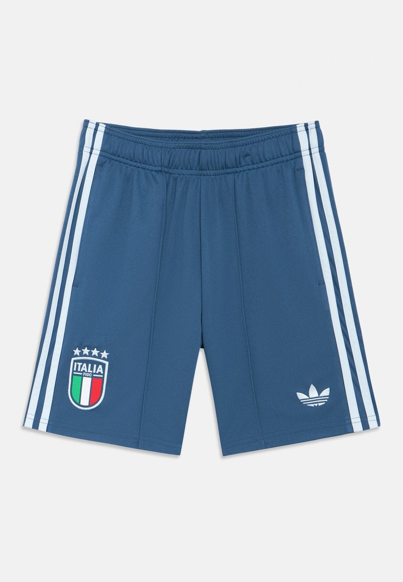 Adidas herreshorts i mørkeblått stoff med hvite striper på sidene. Har en Italia-logo og fire stjerner over den. Inkludert elastisk midjebelte.