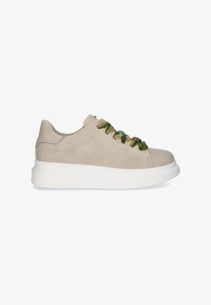 Zapatilla beige de corte bajo con suela blanca gruesa y cordones decorativos de cintas verdes y azules, vista lateral sobre fondo blanco.