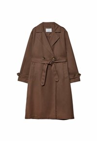 Abrigo marrón tipo trench con cintura ceñida por un cinturón, botones de doble fila, rever en forma de muesca y dos bolsillos frontales. Fabricado en una tela suave y ligera.