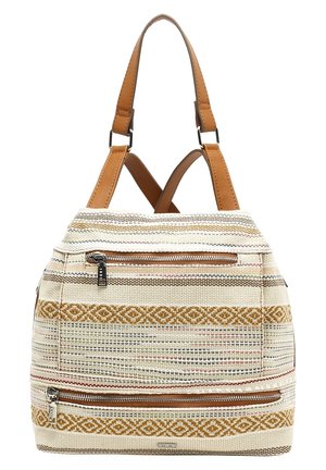 Sac à dos en tissu tissé beige et marron avec motifs géométriques, deux poches avant zippées et bretelles en cuir marron réglables.