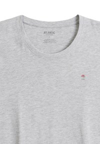 Szara koszulka z okrągłym dekoltem wykonana z mieszanki bawełny, z małym czerwonym i niebieskim logo na piersi. Miękka, gładka tekstura i swobodny krój.