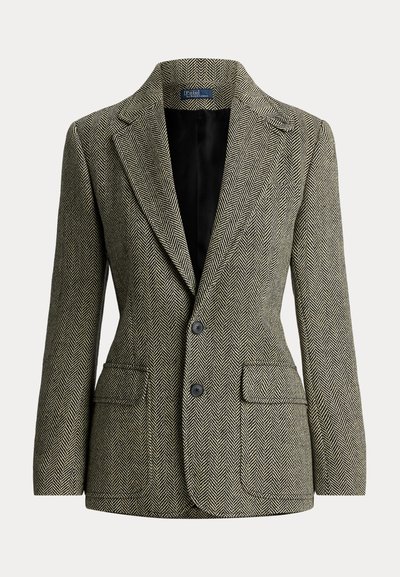 Tailored visgraat blazer in zwart en wit met ingesneden revers, twee knopen en voorvakken met klep, gevoerd met zwarte stof.