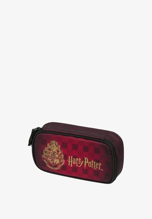 Astuccio rosso rettangolare con zip, caratterizzato da un logo dorato di Harry Potter e un motivo di triangoli e strisce nere. Superficie testurizzata.