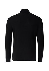 Czarny sweter z dzianiny ma wysoki kołnierz i długie rękawy, z prążkowaną teksturą i dopasowanymi mankietami. Widok z tyłu pokazuje bezszwowy design.