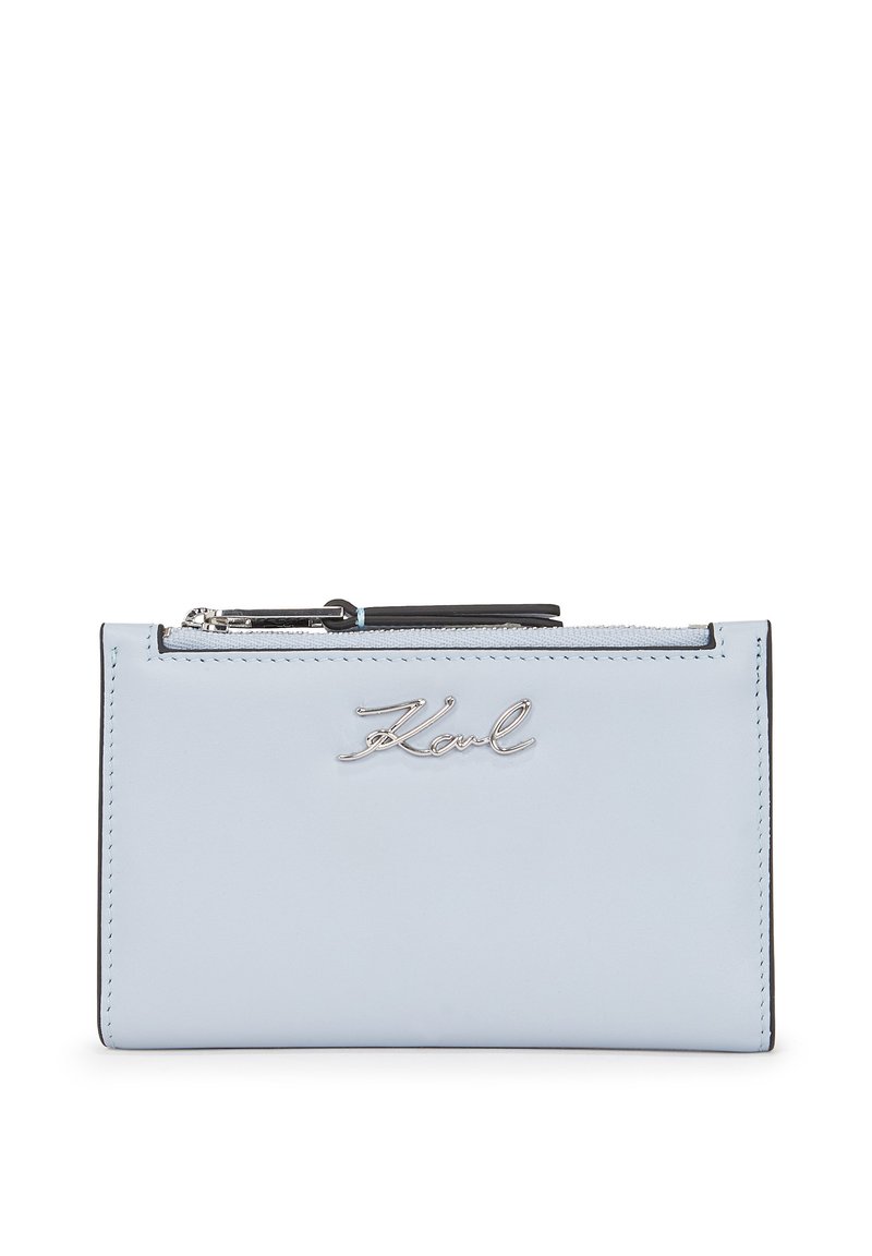 Portafoglio in pelle blu chiaro con hardware in argento, dotato di chiusura con zip e logo 'Karl' stilizzato sul davanti. Design compatto e rettangolare.