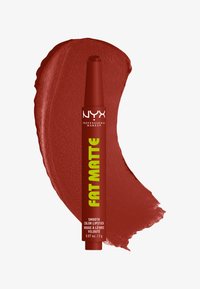Rouge à lèvres NYX Professional Makeup Fat Matte couleur lisse en teinte rouge profond avec un échantillon visible derrière le crayon.