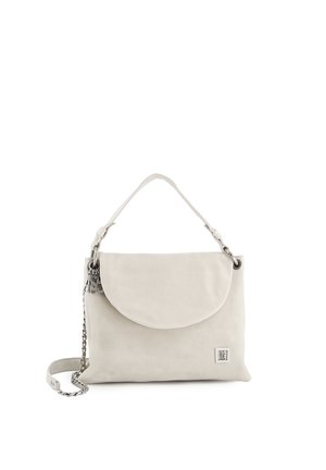 Béžová kožená kabelka s klopou, jedním horním uchem, kovovým řetízkovým popruhem a malou čtvercovou logovou deskou v předním dolním rohu.