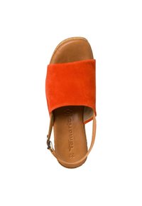 Orangenes Wildleder-Wedge-Sandale mit einem breiten Riemen über dem Fuß, brauner Lederinnensohle und verstellbarem Knöchelriemen. Glatte Textur und rund zulaufende Zehenpartie.