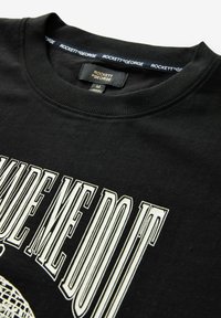 Zwarte sweatshirt met geribbelde kraag, voorzien van grote witte tekst "CONVINCE ME DO IT" op de voorkant. Etiket zegt "ROCKETT & GEORGE," maat M.