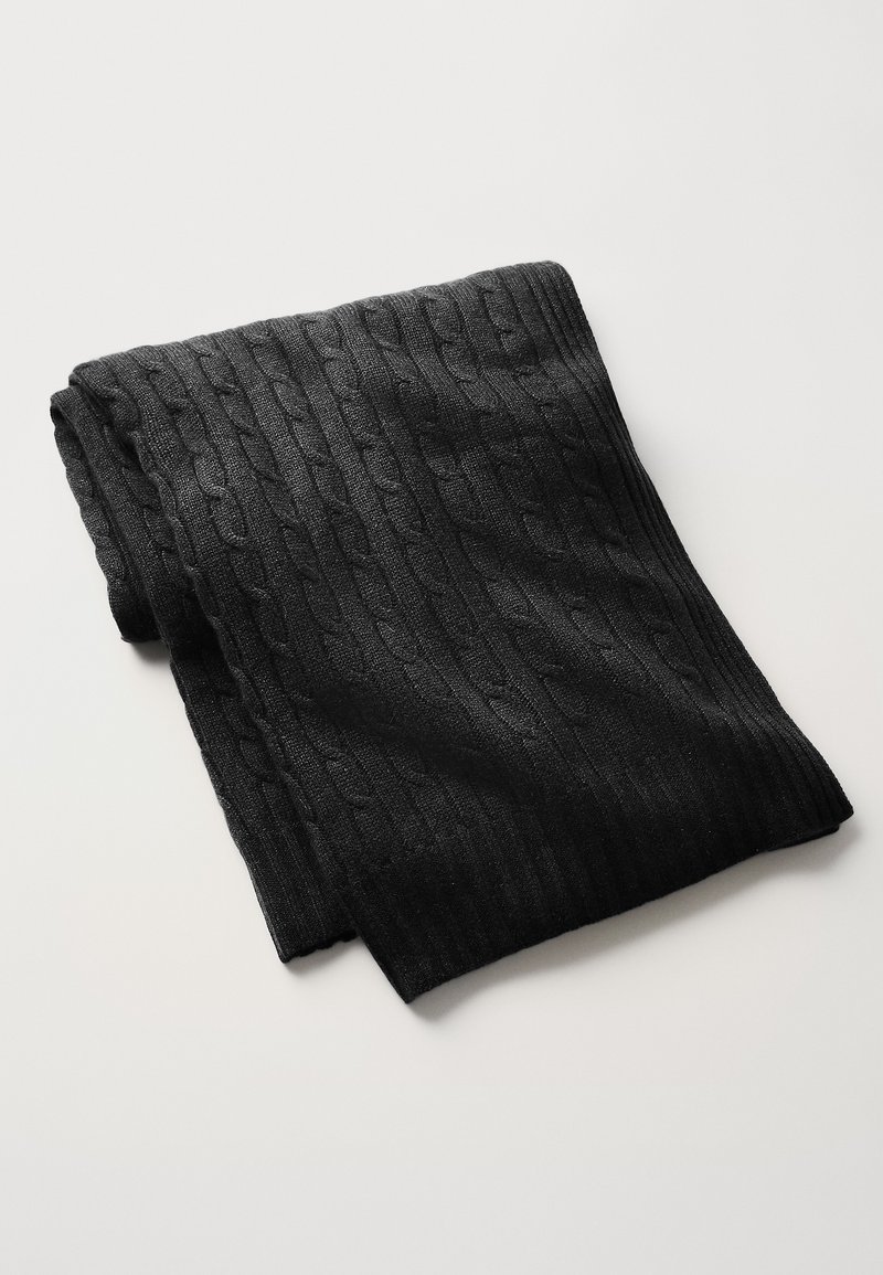 Cachecol preto tricotado com uma textura canelada e padrão de fio. Material suave, dobrado cuidadosamente para exibição.