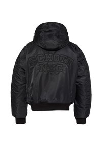 Zwarte nylon bomberjack met capuchon, met verhoogde "SCHOTT NYC" letters op de achterkant, en ribbels bij de mouwen en onderkant.