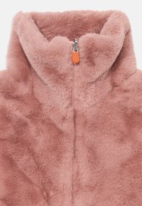Giacca in pelliccia artificiale di un tenue rosa blush con colletto alto e zip frontale con un tab arancione. Finitura in tessuto texturizzato e morbido.