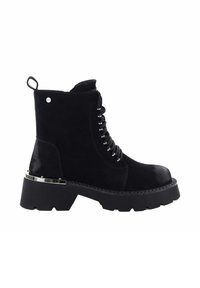 Czarne zamszowe botki za kostkę z grubym obcasem, metalowymi akcentami i sznurowadłami. Posiadają pętlę z tyłu oraz teksturowaną gumową podeszwę dla lepszej przyczepności.