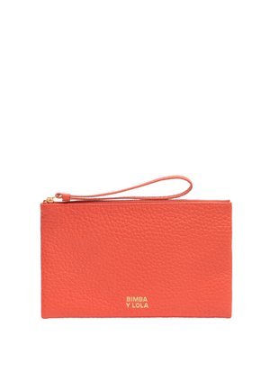 Coral leather pouch with a textured surface, featuring a gold zipper and wrist strap. Brand name "BIMBA Y LOLA" in gold lettering.